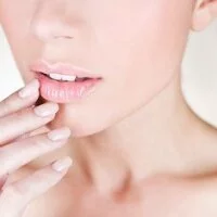 Трещины в уголках губ: причины и лечение